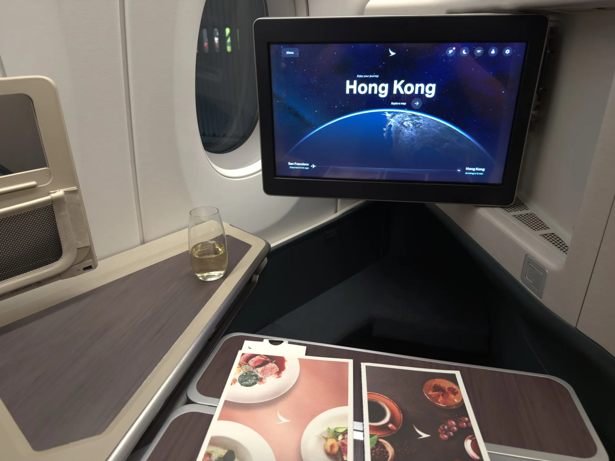 国泰航空 A350-900 商务舱 21A 座位与前方娱乐屏幕
