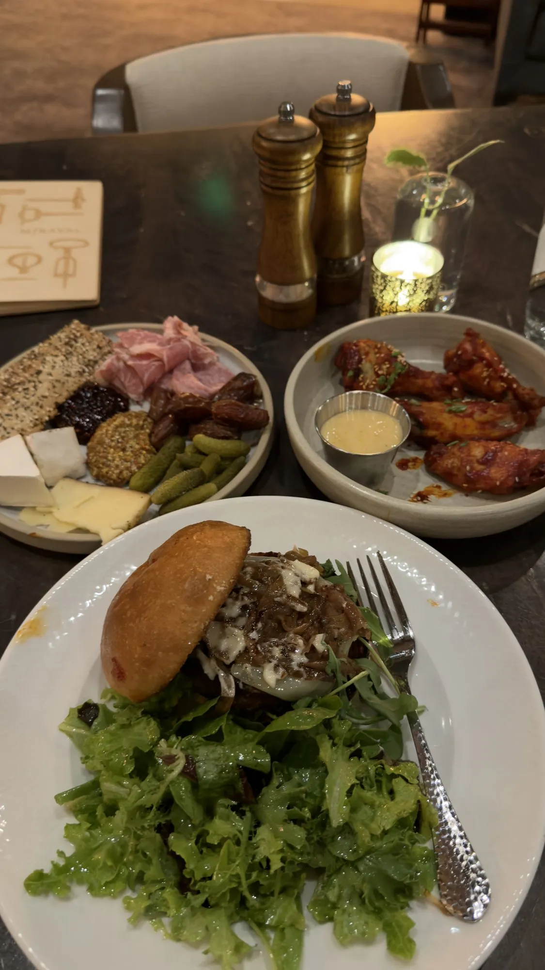 Coyote Moon Lounge 的餐点,汉堡、鸡翅和沙拉