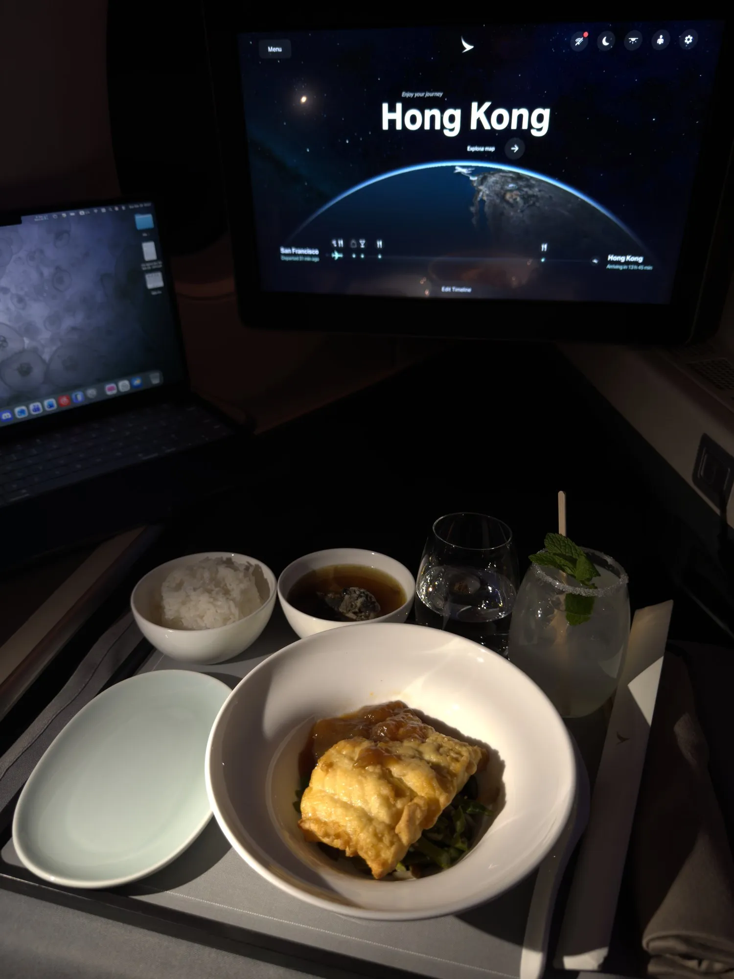 CX851 商务舱晚餐的炸鱼排、米饭和配菜