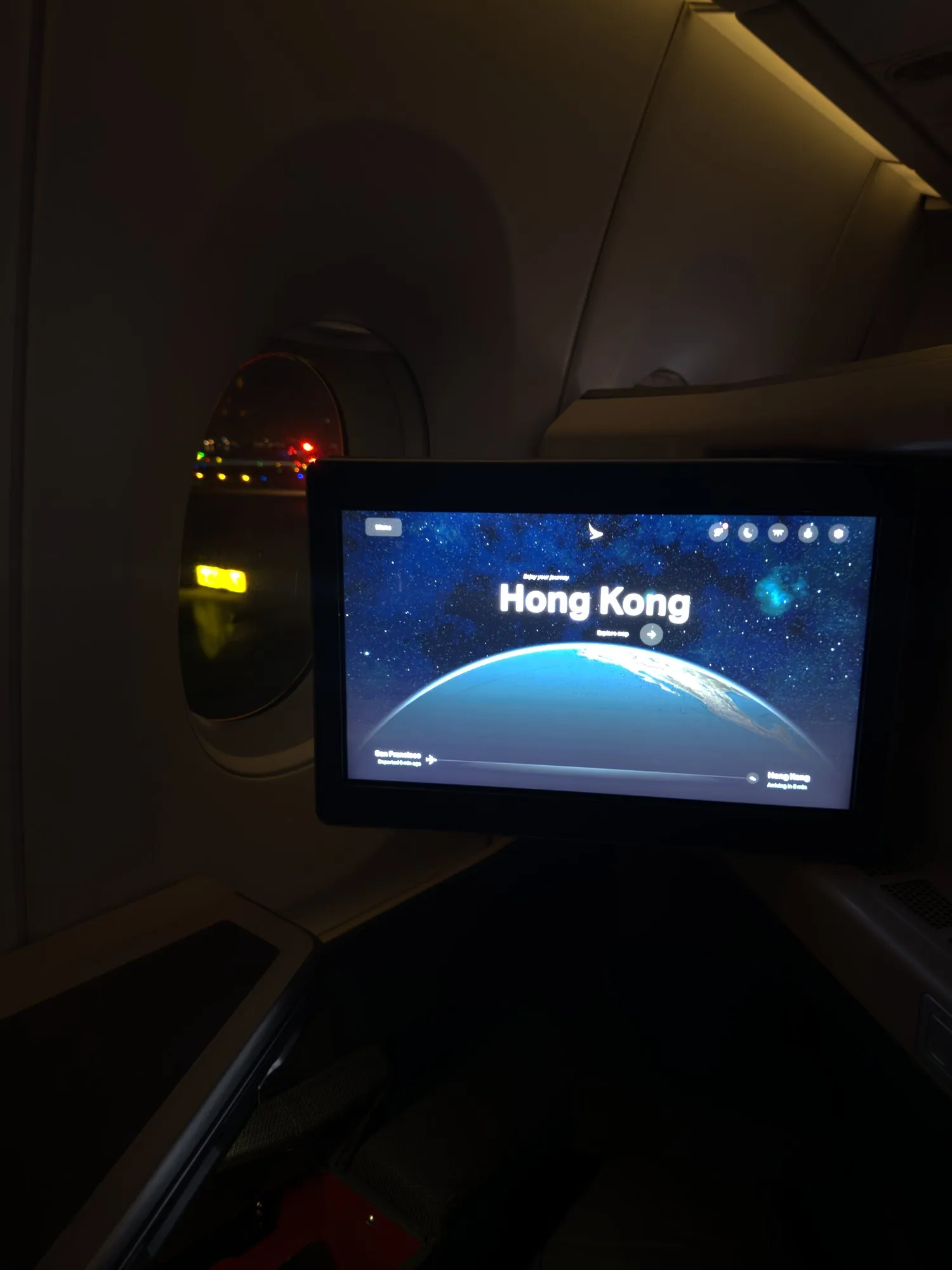 夜色中的商务舱座位与目的地界面
