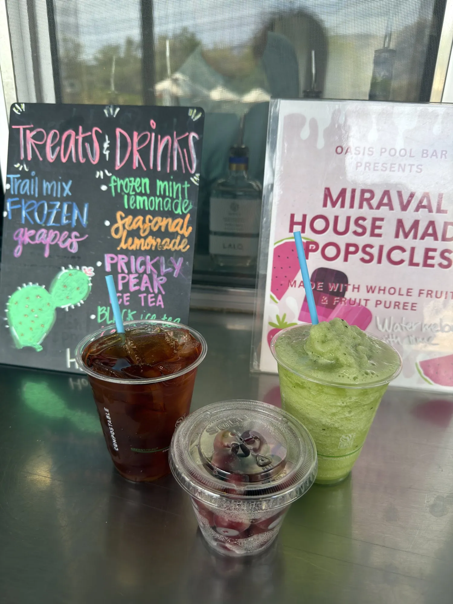 Palm Court Cafe 的饮品和 Miraval 自制冰棍的招牌