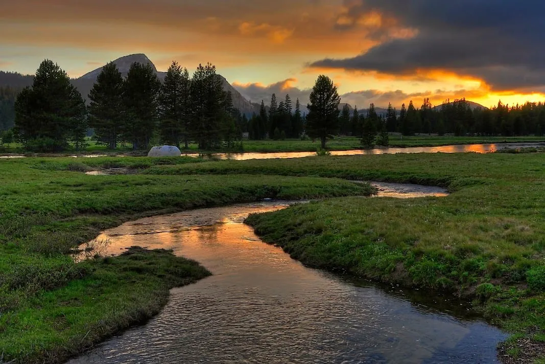 图奥勒米草甸(Tuolumne Meadows)