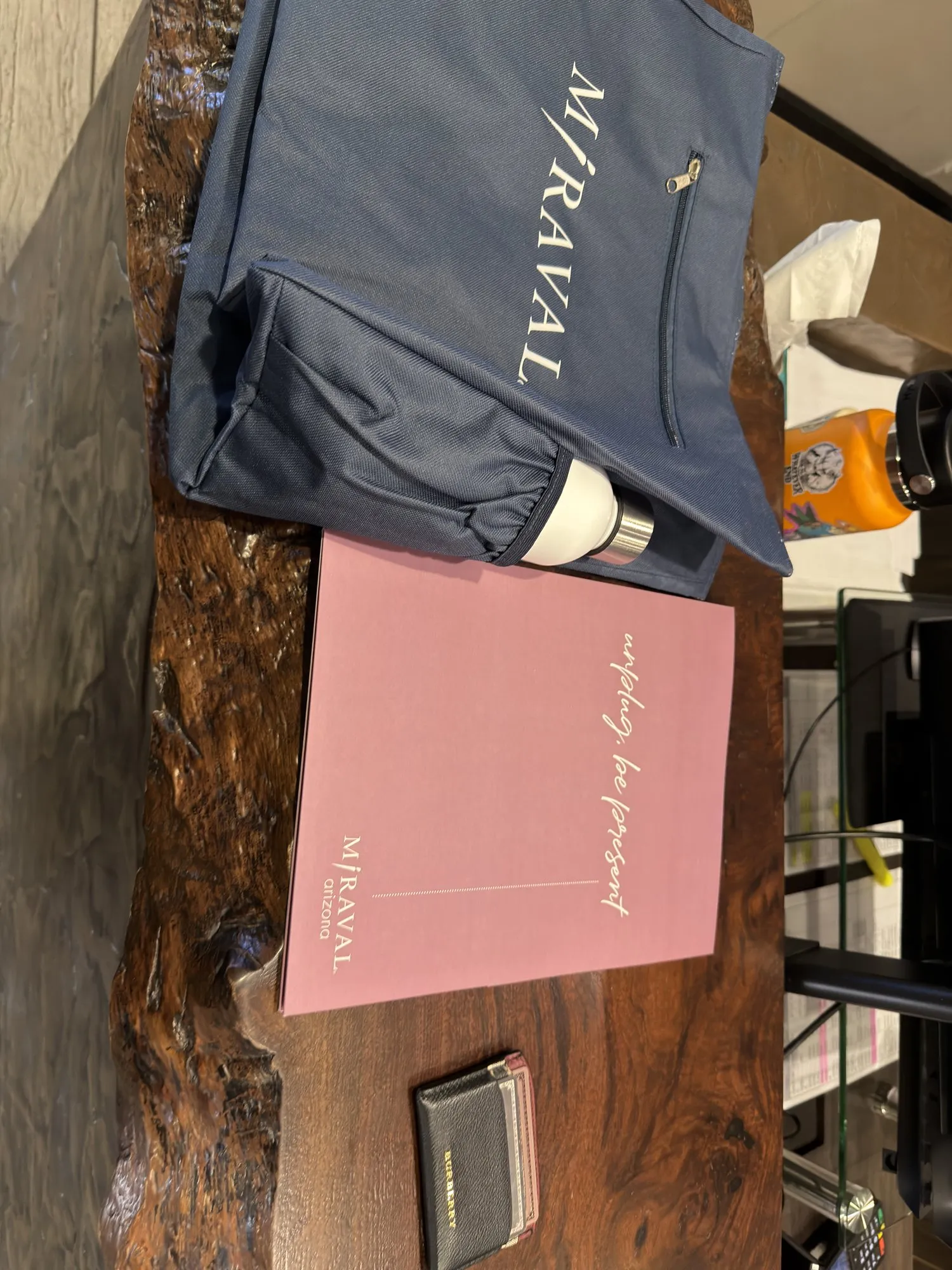 入住时发的 Miraval 手提包、水杯和写着 unplug, be present 的欢迎手册